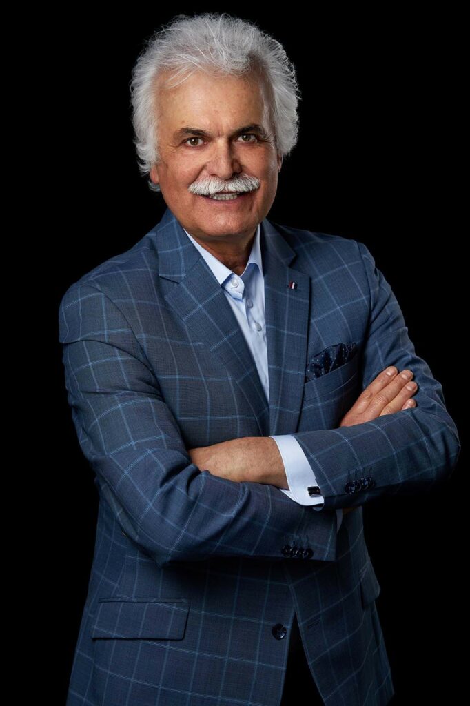 Zdjęcie na czarnym tle portret biznesu.